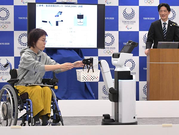 トヨタが開発した生活支援ロボットのデモンストレーション