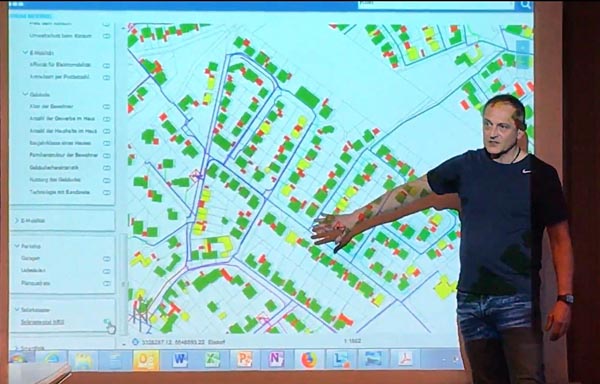 系統の将来図を紹介するディジコー社のマティス社長