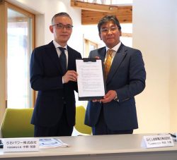 契約を締結したSBパワーの中野社長(左)とふくしま新電力の相良社長