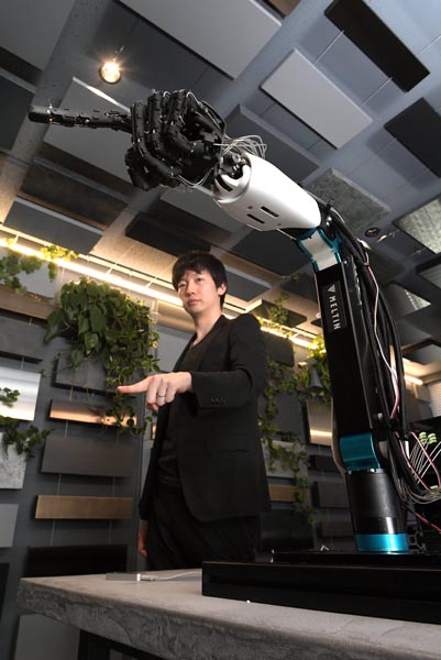 粕谷社長が手に力を入れると同時に、ロボットハンドが記者の手を握り返した