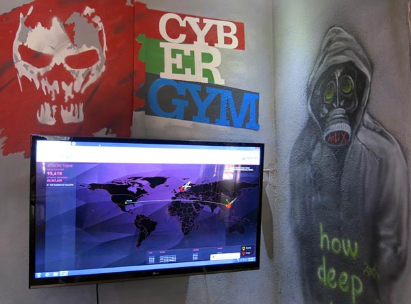 イスラエルのサイバージム社のハッカールームは悪意に満ちた内装となっている