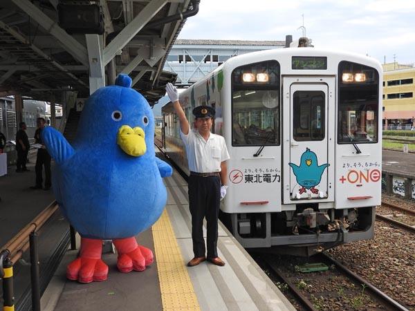 マカプゥと宮古駅の赤坂駅長による合図で久慈駅に出発するラッピング列車
