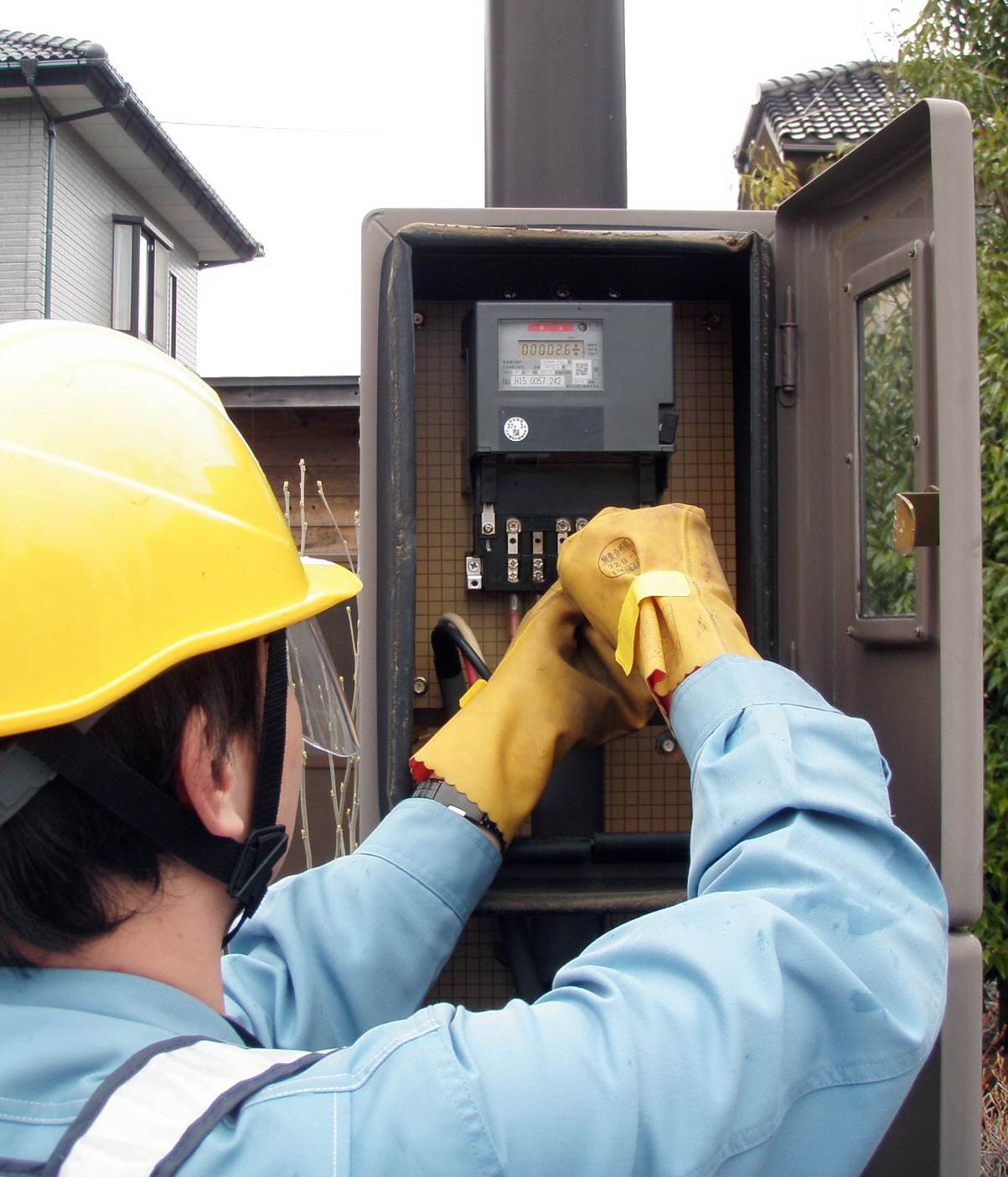 電気使用量も有用な個人データの一つとして注目される（写真はスマートメーターの設置作業）