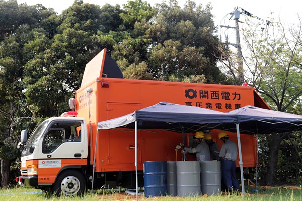 千葉県市原市の「菊間水再生センター」の下水処理施設が停電により９日午前５時すぎに停止した。関西電力大阪北配電エンジニアリングセンターの応援部隊は９日午後2時過ぎに大阪を出発。10日深夜０時ごろに千葉市内に入り、午前9時頃から高圧発電機車により復旧作業を開始。午前11半ごろに施設が再稼動した