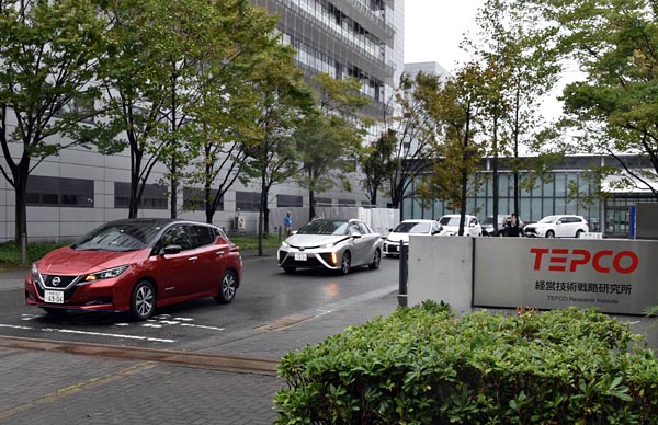 東京電力では電気自動車（EV)やプラグインハイブリッド車（PHEV)、燃料電池車（FCV)を派遣し、拠点施設などで利用した