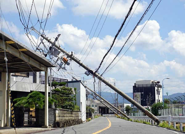 大阪府南部では道に沿って電柱が連なって倒れる現場が目立った