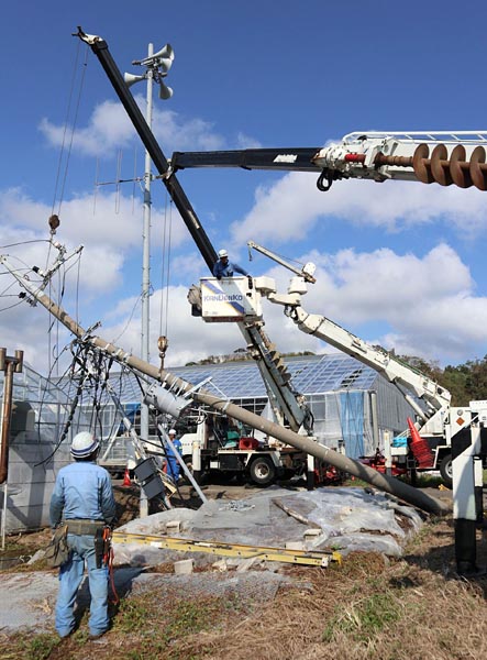 台風１５号で倒壊した電柱をクレーンで起こそうとする作業班（千葉県館山市）