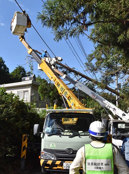 茨城県では、最大約11万件の停電が発生。10日、鉾田市で行われていた復旧作業には、前日に富山市を出発した北陸電力からの応援部隊が作業を行っていた。担当者は「電気を供給する使命は会社、エリアの区分けとは関係ない」と語った。