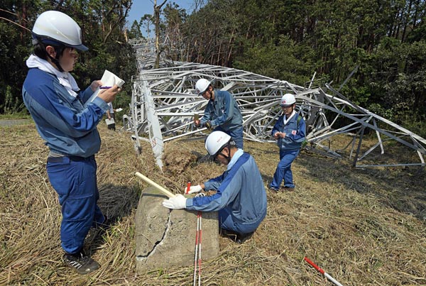 千葉県君津市内では送電鉄塔が２基倒壊した。10日夕までには被災区間を迂回し、応急的に送電を復旧。周辺のさらなる広域停電を防いでいた。同日の倒壊現場では倒壊した鉄塔の建て直しに向けて、東電ＰＧ千葉建設センターやＴＬＣらが調査を行っていた（＝写真）。応急復旧に際しては、被災を免れた鉄塔上で共に架線されている電線をバイパスでつなぎ、迂回ルートを作る