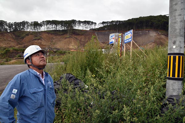 大野氏は、崖崩れの跡がまだ残る厚真町で、復旧にあたった場所を案内してくれた。右は地震後に建てられた電柱。