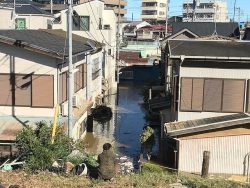 台風１９号に伴う大雨で川崎市高津区を流れる多摩川水系の平瀬川が氾濫し、周辺の住宅地が浸水した（写真）。東京電力パワーグリッド（ＰＧ）によると浸水地域の住宅は停電が続いており、調査に入った社員は「早く復旧したいが、水が引かないと電気設備の状態を調べるのも難しい」と話した（13日朝）