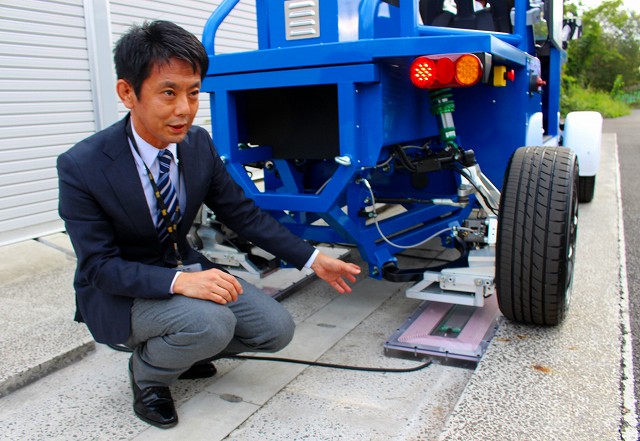 ＥＶ向け無線給電技術が新局面を迎えている（写真は新たなＩＷＭとその仕組みを説明する藤本准教授）