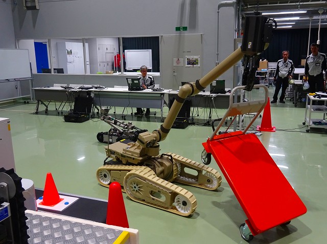 センターの要員が遠隔操縦するロボットは重たい台車をいとも簡単に持ち上げた