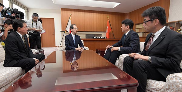 内堀知事（中央）と会談する小早川社長（右から２人目）ら（３１日、福島県庁）