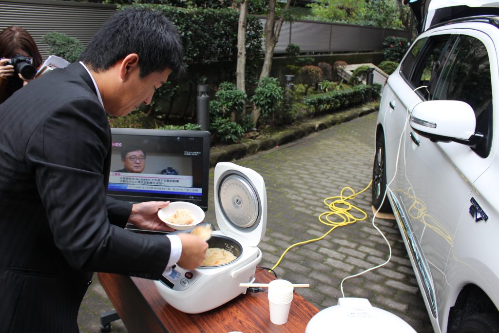 ＰＨＥＶからテレビや炊飯器に給電したデモンストレーション