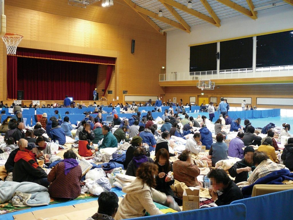 最大３６４人が避難生活を送った女川原子力発電所の体育館。間仕切り用に卓球に使う青いパネルなどが提供された