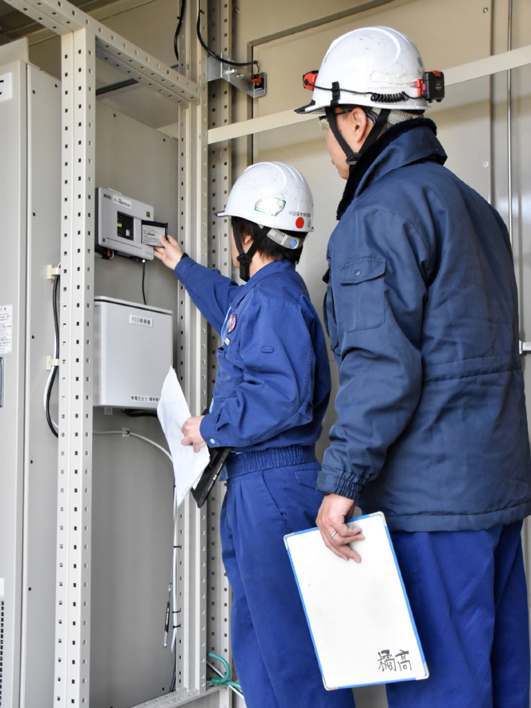 PCSに監視制御ユニットを取り付け、遠隔で操作できるように工事した