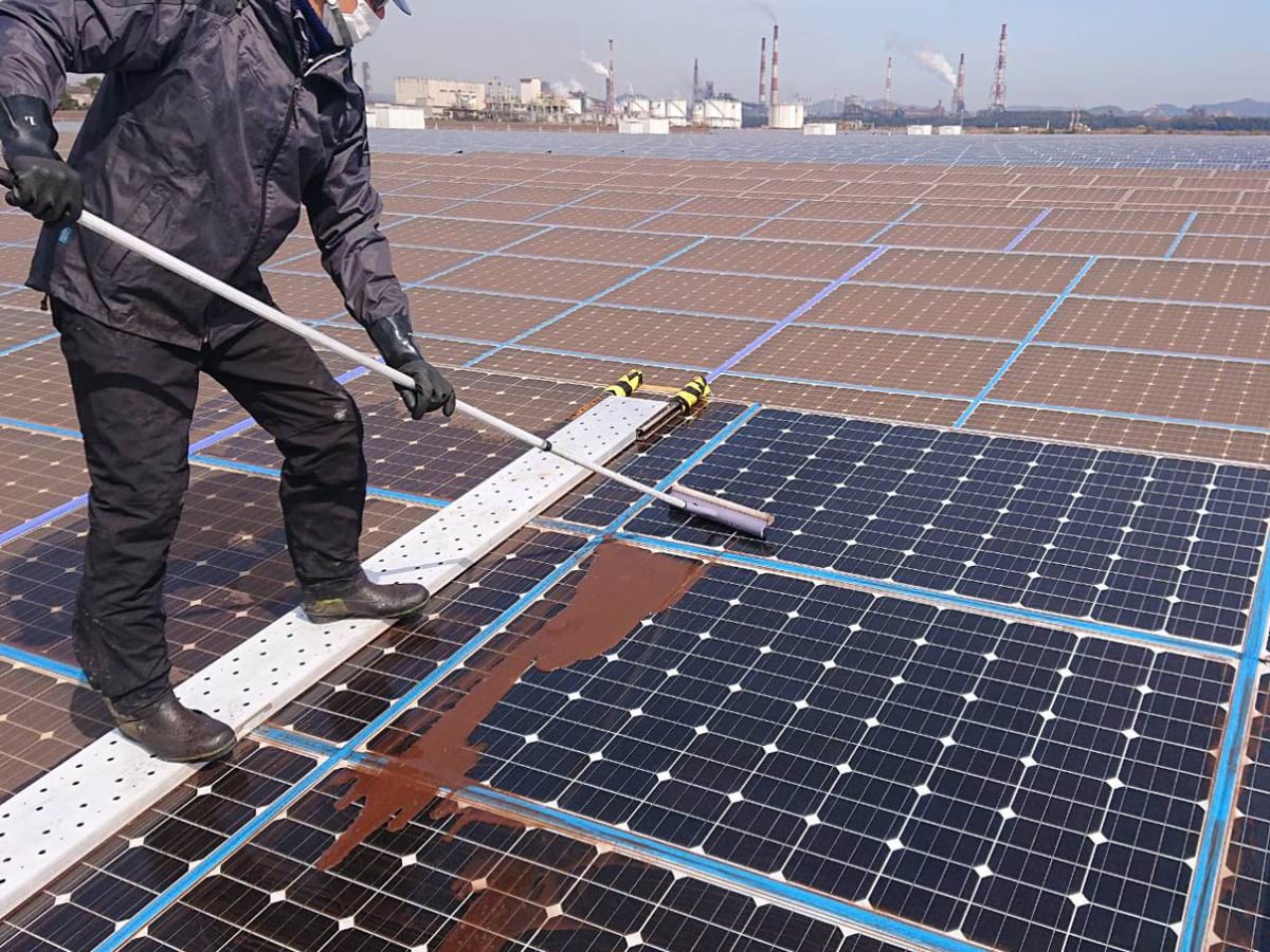 太陽光パネルに付着する鉄粉などを効率洗浄。出力が３割回復｜電気新聞