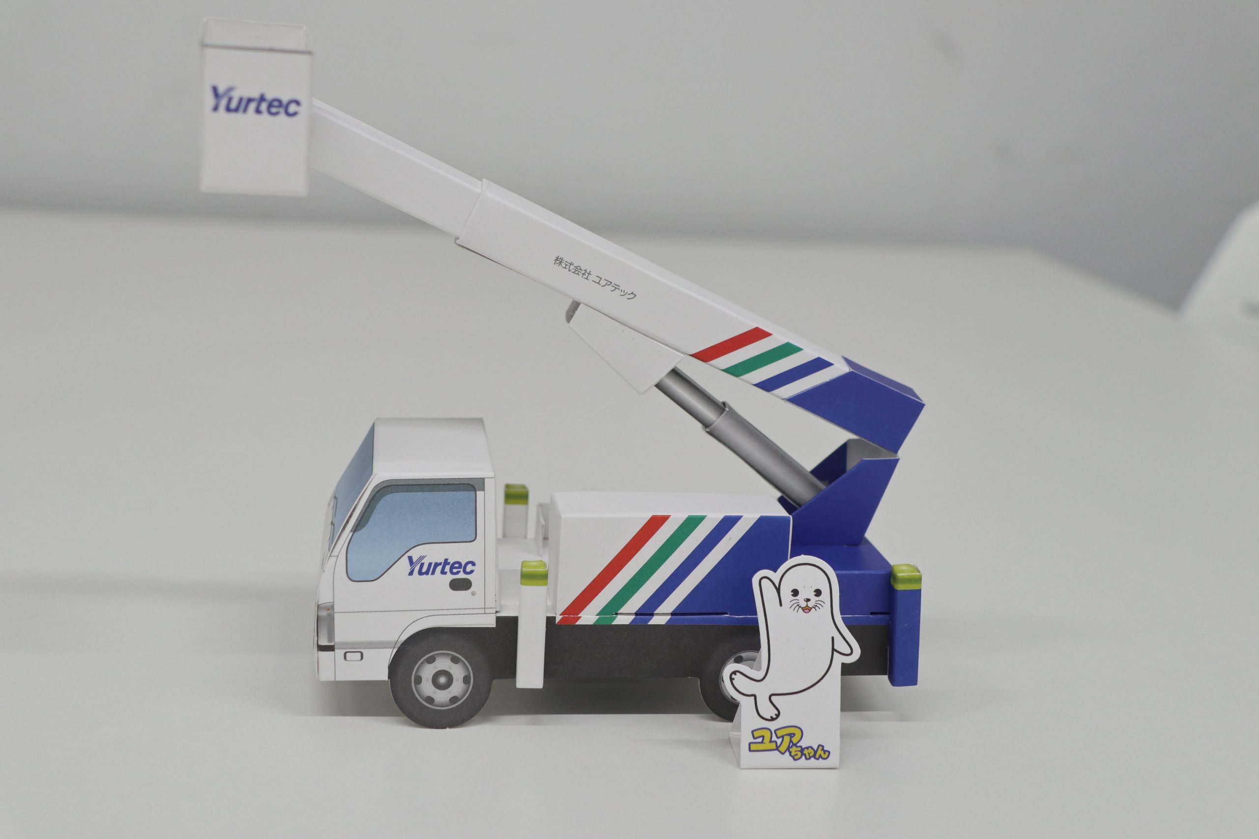 高所作業車のペーパークラフトを製作。ユアテック｜電気新聞