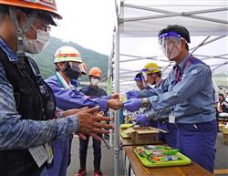 アイス頬張り安全な夏を 関西電力高浜発電所 作業員に スイカバー 配布 電気新聞ウェブサイト