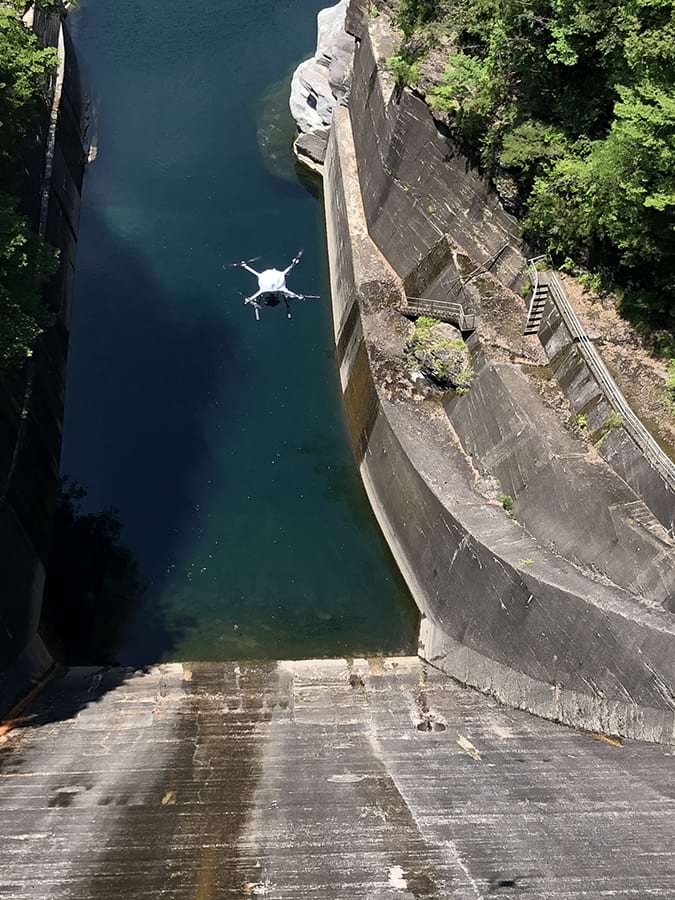 ダム背面をドローンで点検。測量精度が大幅向上｜電気新聞