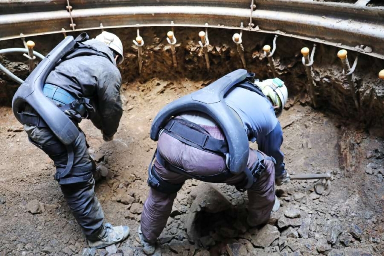 重量物持ち上げの負担を軽減するパワードウエア。電力工事の現場で導入進む｜電気新聞