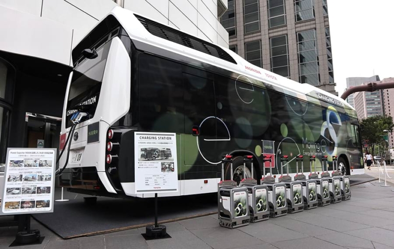 トヨタの燃料電池バスからホンダの蓄電池へ給電し家庭へ―。自動車会社が提案する新しい被災地給電｜電気新聞