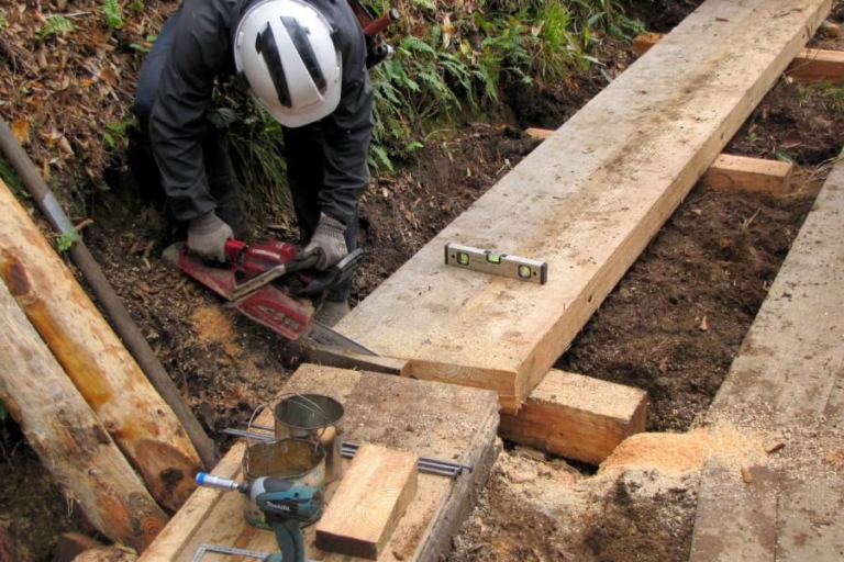 尾瀬の木道整備、今もかわらず人力で。半世紀以上続く保護活動｜電気新聞