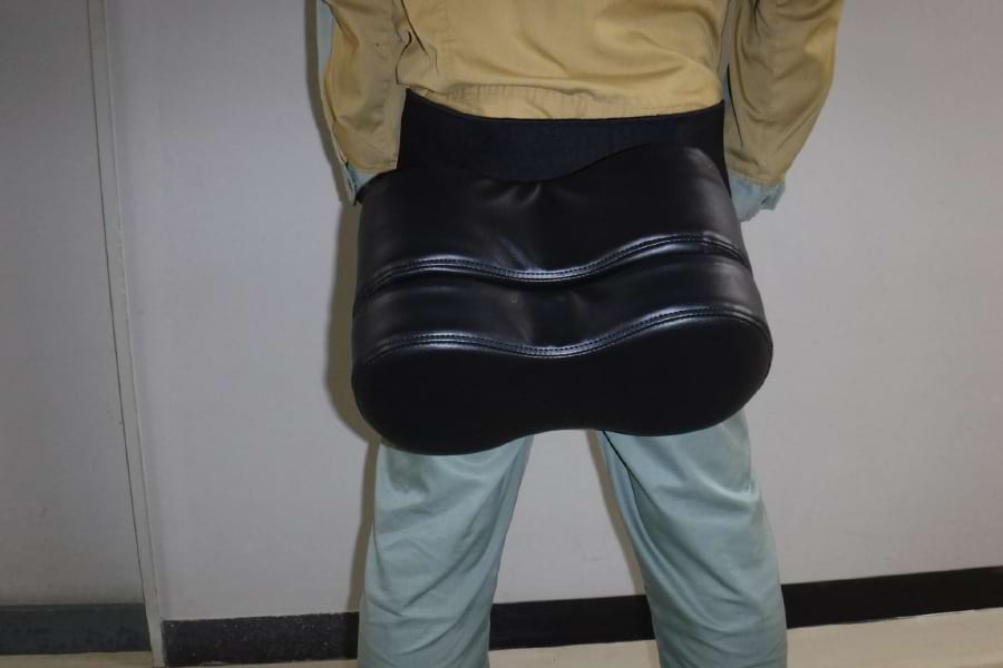 人間工学で「あぐら座り」の負担軽減。変電所作業に補助具開発｜電気新聞