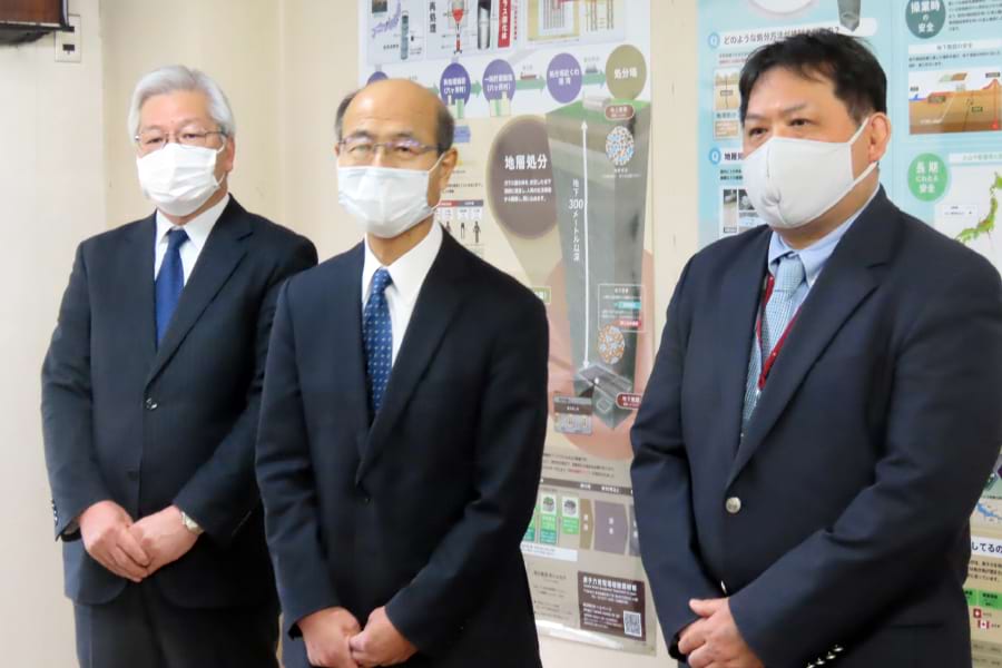 交流センター開設に当たり、取材に応じた伊藤理事（中央）。対話活動の拠点として