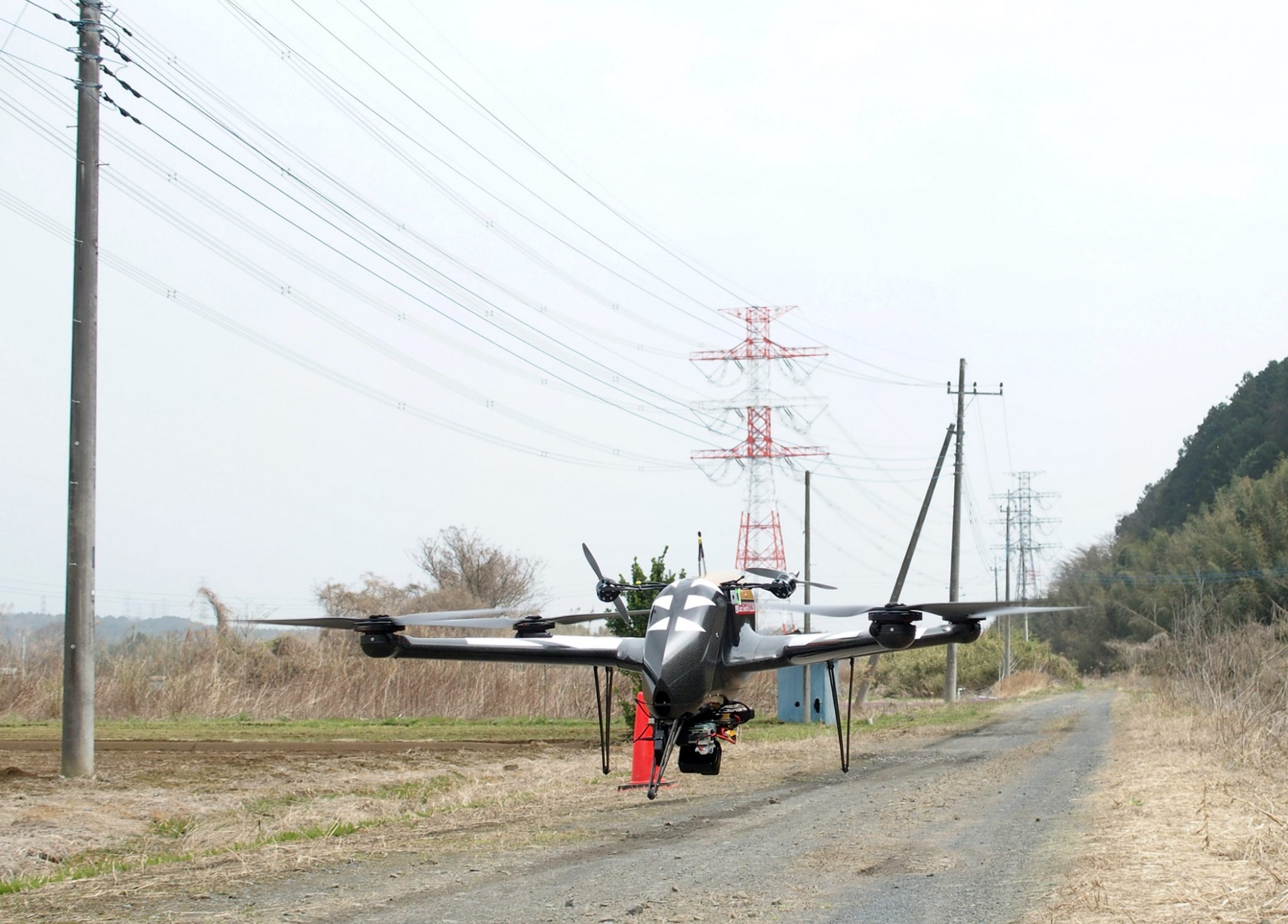 ドローンの目視外飛行、茨城で実証。送電線点検を模擬｜電気新聞