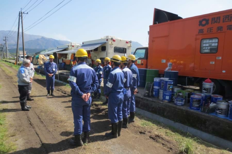 熊本地震で停電した阿蘇。電源車１７０台の集中配置で４日後には電気が灯った｜電気新聞