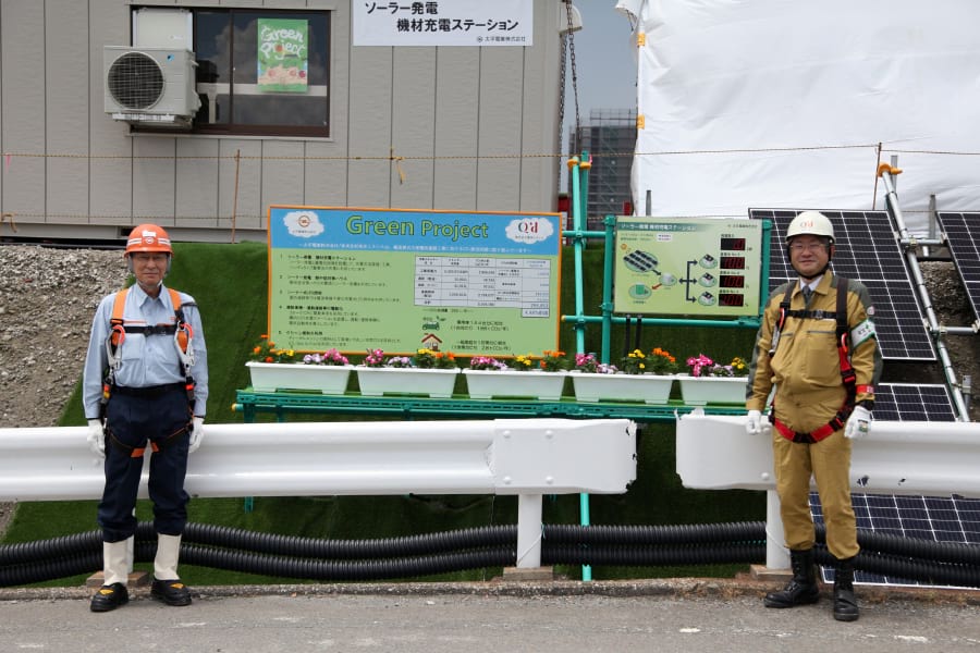 視察に訪れた太平電業の野尻社長（左）と東京エネシスの熊谷社長