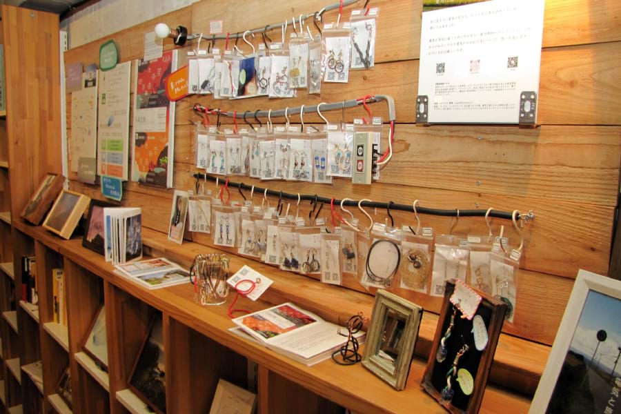 林さんの作品が展示販売される北品川のブックカフェ「カイドー・ブックス・アンド・コーヒー」店内