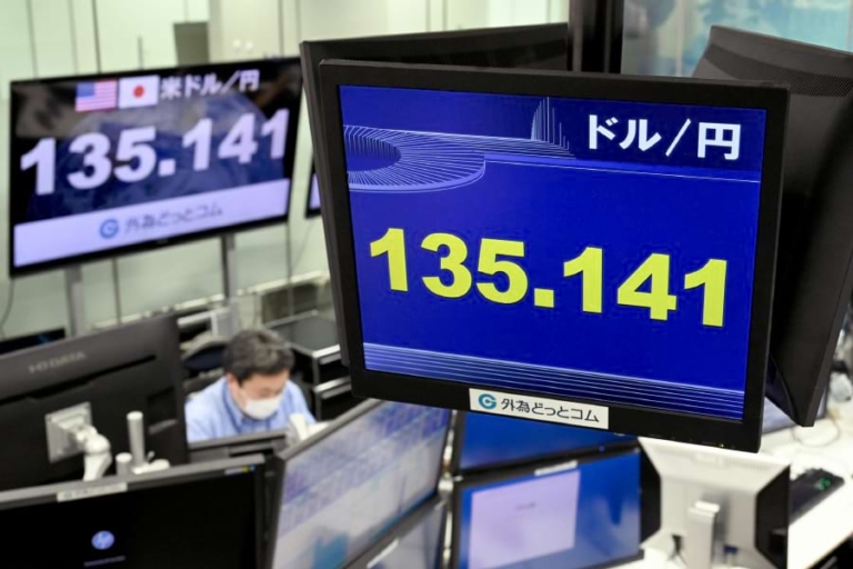 止まらぬ円安、電力・ガス燃料コスト危機｜電気新聞