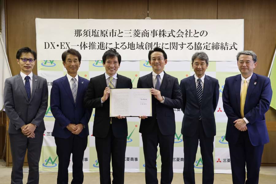 自治体と協定を結び、地域振興事業の可能性を探る（写真は那須塩原市との締結式）