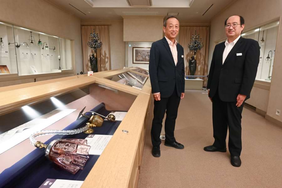 ガス事業１５０年を記念したガス灯展では貴重な文献や灯具を展示する（左から浅倉館長、高橋副館長）