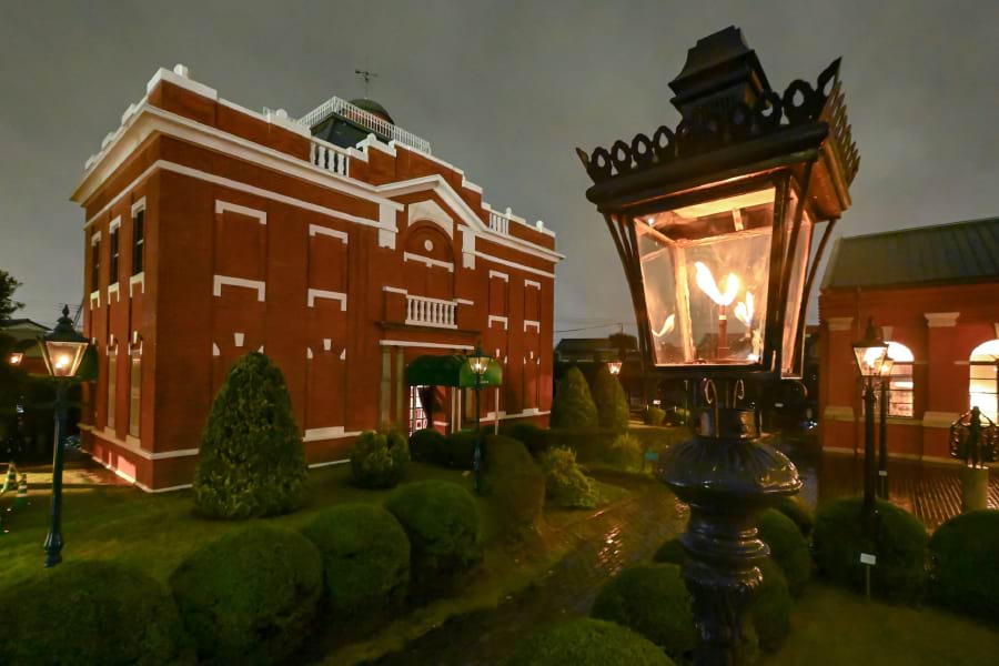 ガス事業の草創期を継ぐ裸火のガス灯。ガスミュージアムには灯柱が移設され今もその灯りを掲げている（東京都小平市）