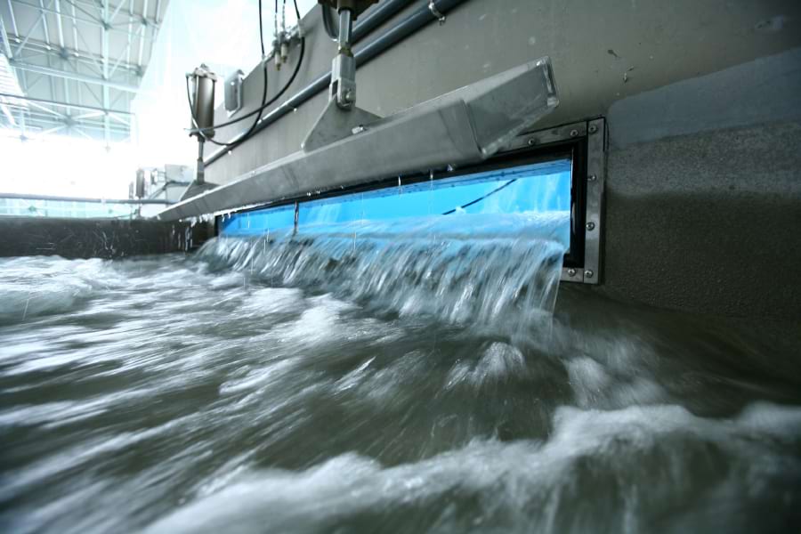 水面より高い位置にある造波槽のゲートを開けて水を開放することで育成槽に波が発生。効率的に水の循環と撹拌を行う