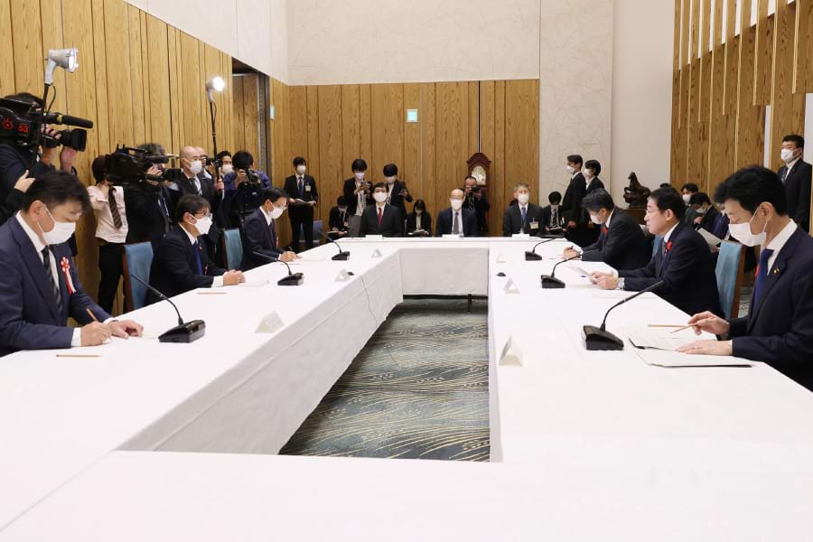 岸田首相（右から２人目）と意見を交わす電力トップ（左から、小早川社長、池辺会長、樋口社長。１０月１２日＝首相官邸ホームページより）