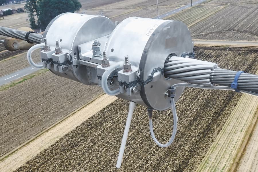 栃木県の送電線に設置したセンサーユニット。大きさは直径16センチメートル、長さ30センチメートル