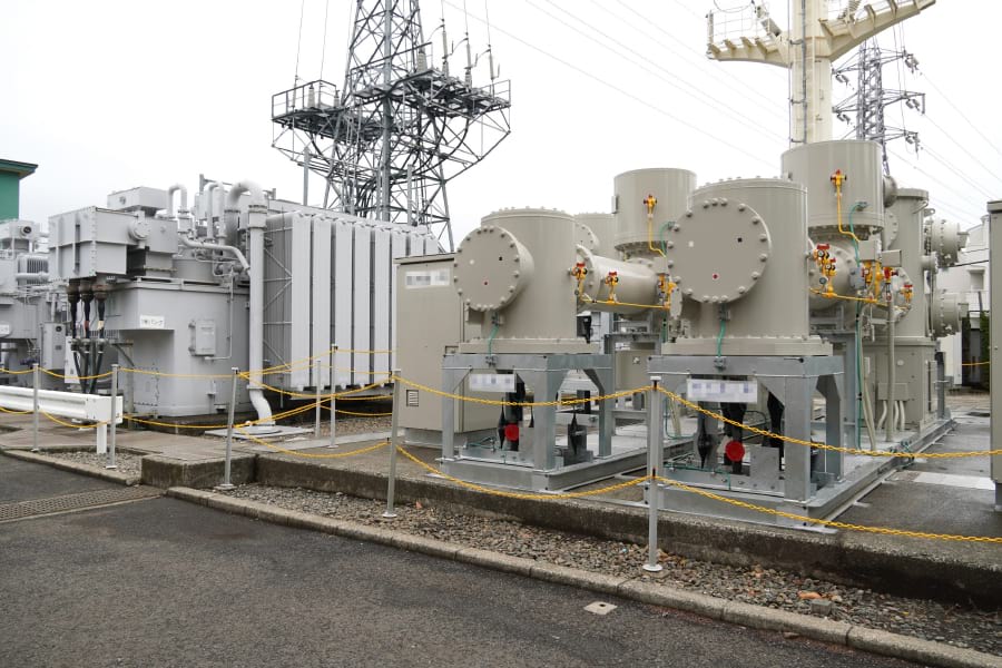 府中変電所に導入した自然由来ガスのＧＩＳ（右）