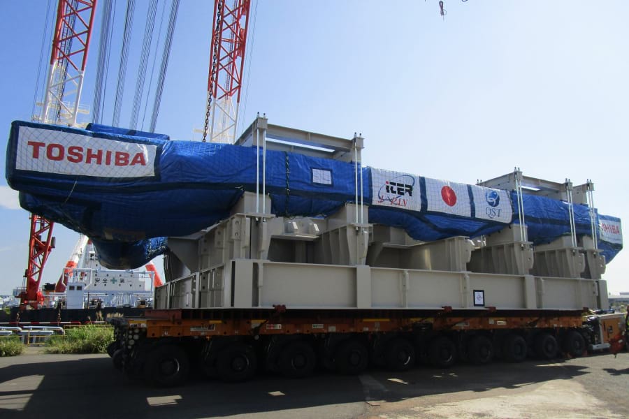 核融合発電開発はこれまで、多国間の巨大プロジェクトが主役だった(写真は東芝がITER向けに出荷したトロイダル磁場コイル)