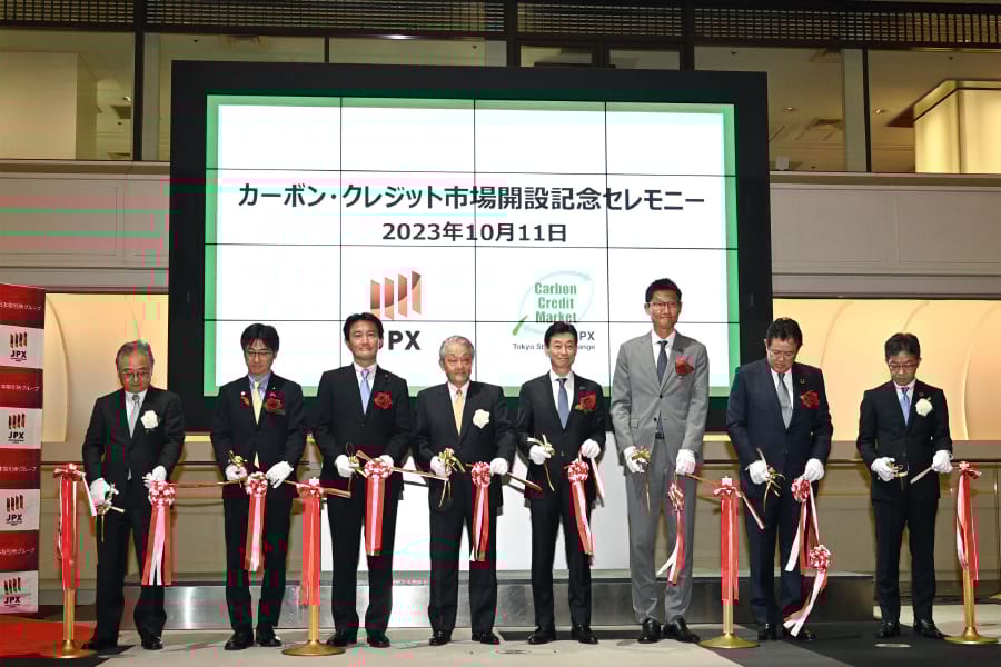 テープカットで開設を祝った西村経産相(右から４人目)、山道ＣＥＯ(同５人目)ら(１１日、東京・日本橋兜町)