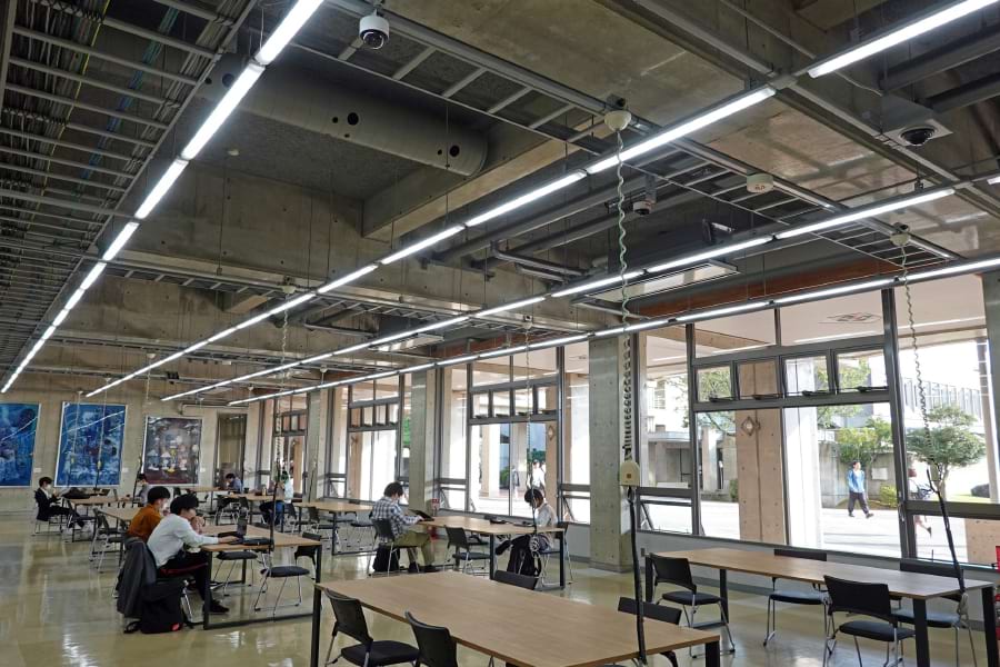 キャンパス内には、直流電力を用いるＬＥＤ照明が設置されている