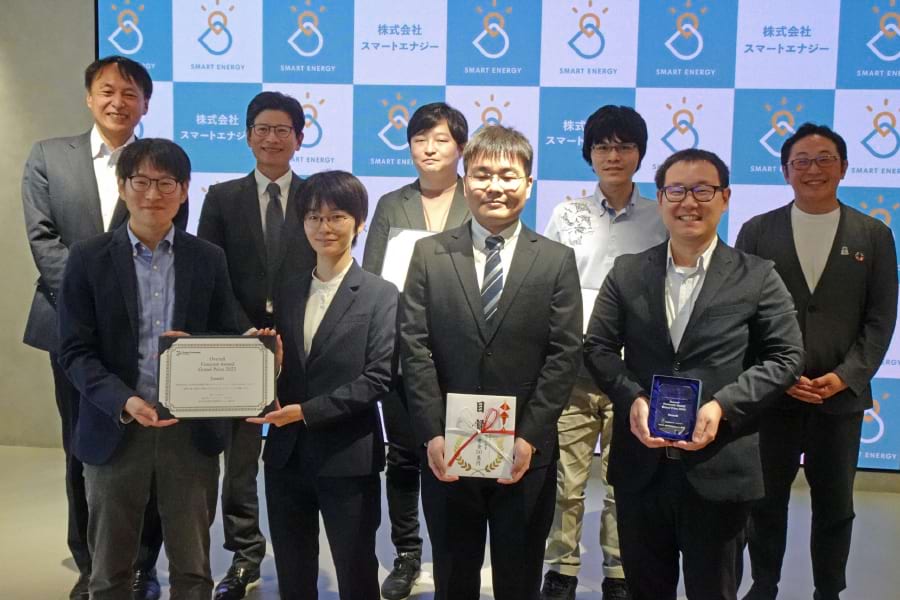  太陽光発電量予測コンペで優勝した三菱電機の出場者ら 