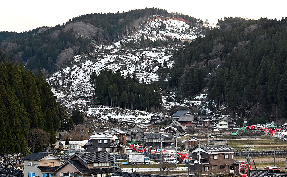 輪島市市ノ瀬町で発生した土砂災害の現場。白く雪が積もっている場所が崩れ家屋を押し流した