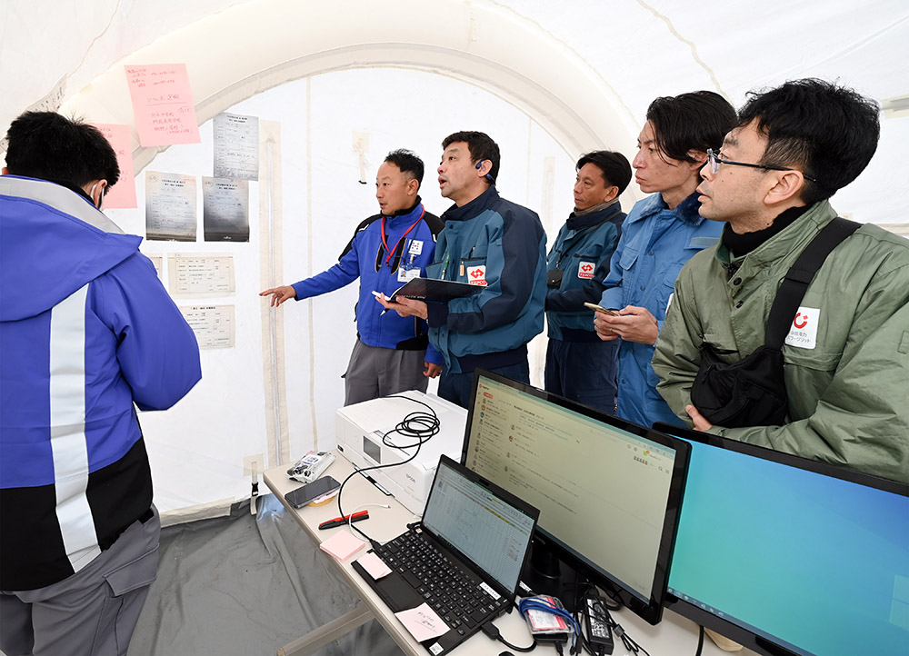 中能登町に設けられた災害復旧拠点で打ち合わせを行う北陸電力送配電、東京電力パワーグリッド、中部電力パワーグリッドの社員