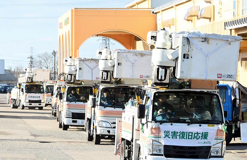 中能登町の災害復旧拠点から現場へと向かうきんでんの車列