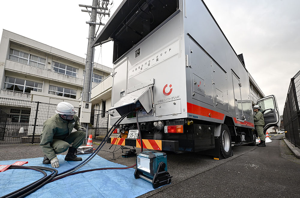 避難所となった穴水町の中学校に高圧発電機車で給電を行う中部電力パワーグリッドの応援部隊